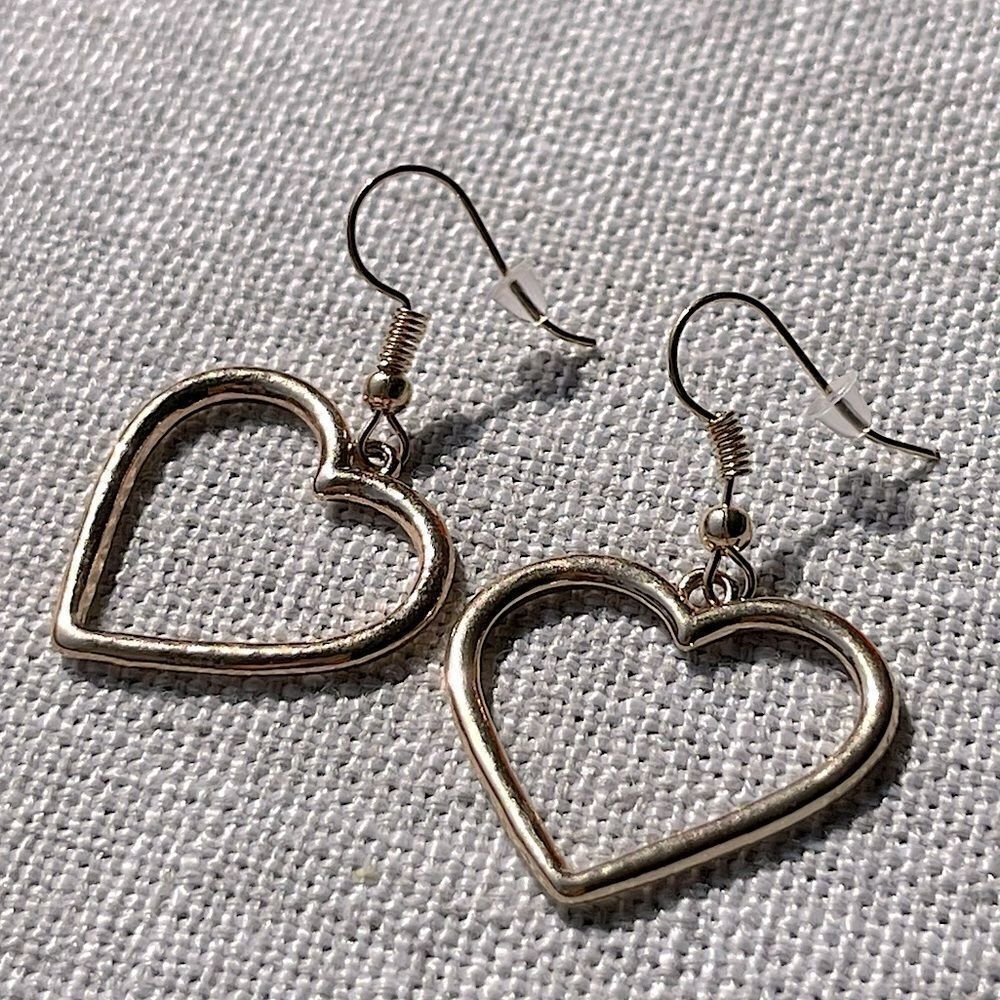 CUTE DANGLY MINIMALIST HEART GOLD TONE EARRINGS ⭐️❤️